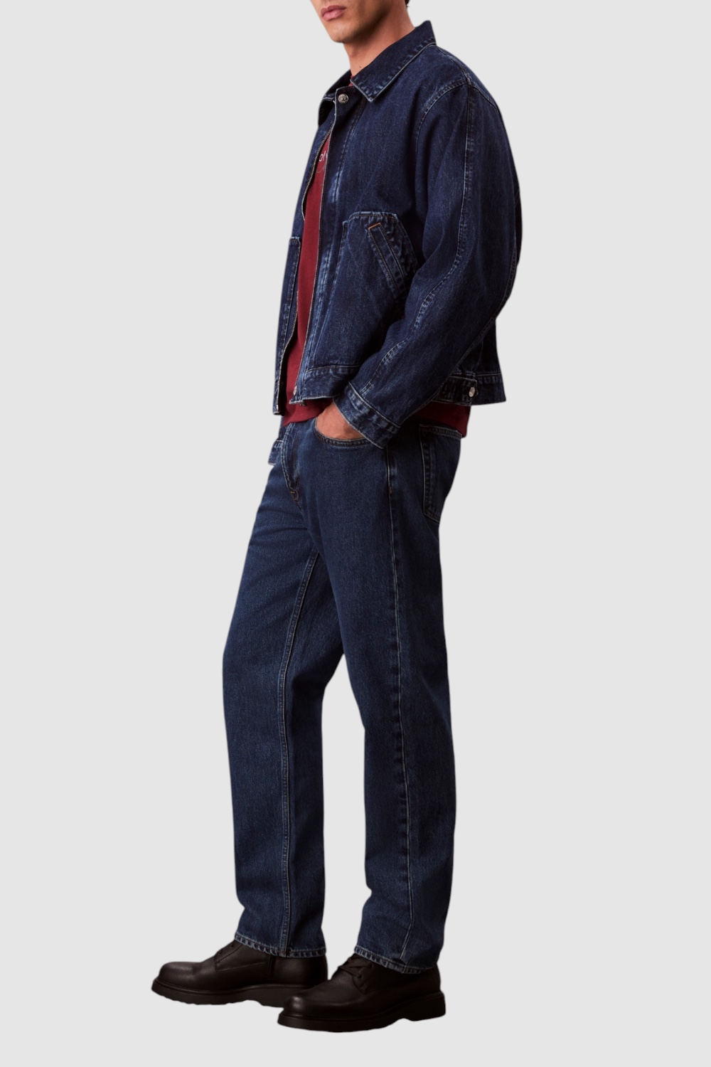 תמונת כל הלוק של מכנסי ג'ינס